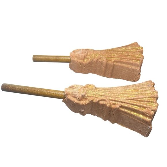 Lush x Wicked Bundle: 2x Elphaba’s Broomstick Reusable Bubble Bath Floral Rose - Picture 5 of 10